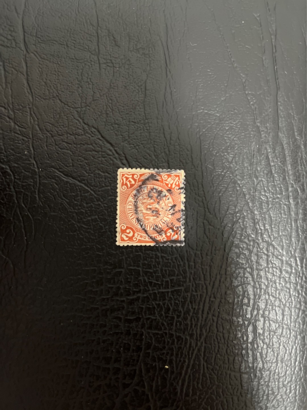 洪涛臻品 精选邮票限时拍卖第五十四期 大清龙票, 红2分, 发行过两次, 1898年发行的龙票有太极图水印(又分厚纸与薄纸), 1901-1910发行的龙票无水印, 随手取票未验水印(大多即使有水印也不易肉眼看到,部分薄纸龙票可以肉眼看到水印), 买家可以自行研究捡漏！百年老邮票, 难免有瑕疵, 入手文物级邮票的机会！