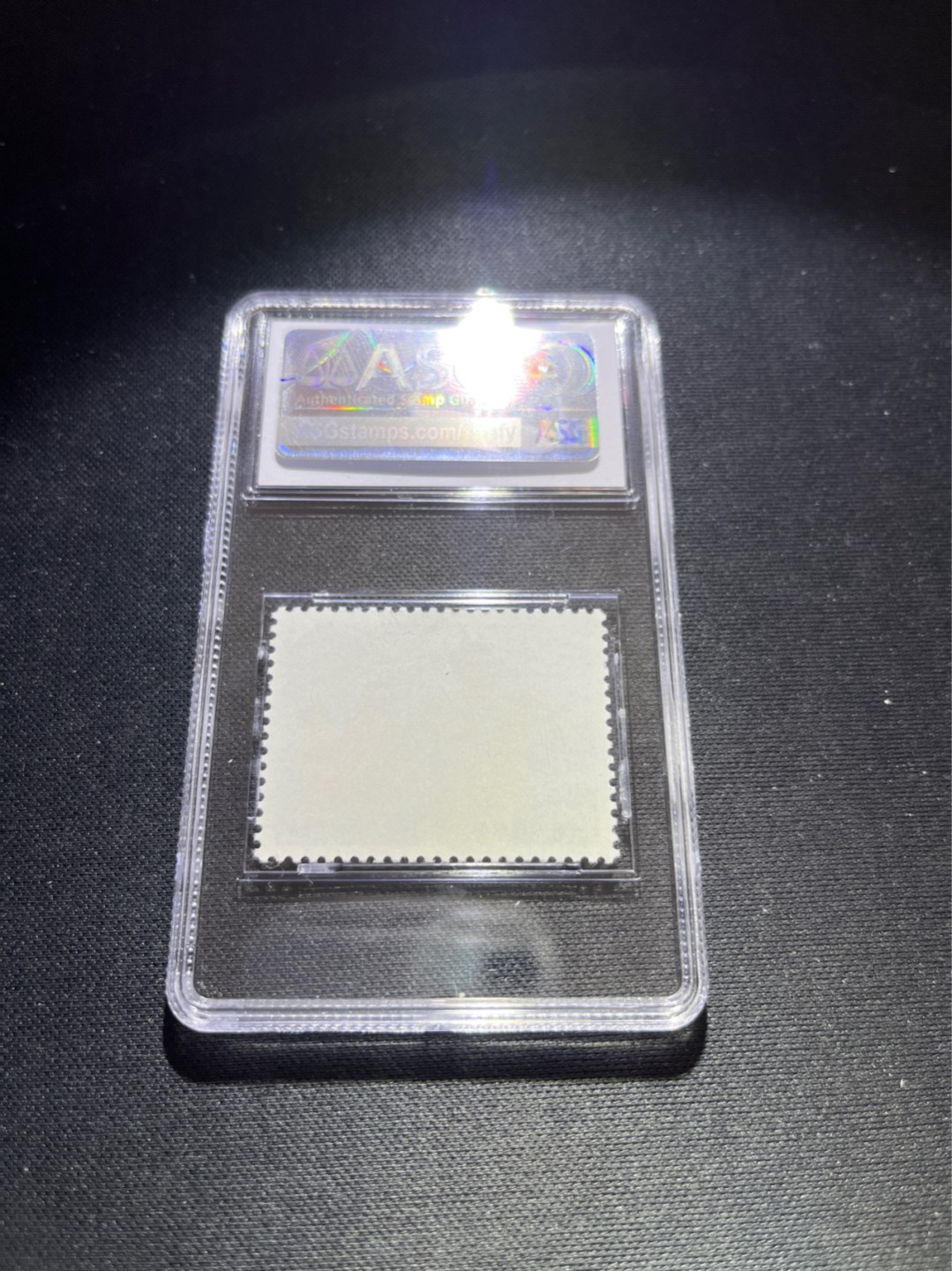 洪涛臻品 精选邮票限时拍卖第五十四期 文17知青4分★漏纽扣★ ASG85分OG ，文革两大变体票，一是文18漏刺刀，二是文17漏纽扣。版撕精品送评，票全品无瑕疵，85分超高性价比。变体票存世量少，潜力巨大，喜欢不要错过，目前ASG评级处于初级阶段，注意趁早下手囤精品货，未来一定有意想不到的收获，(最后一图是漏纽扣变体对比图)