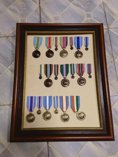 盛世勋华——号角文化勋章专场拍卖第54期 - 联合国奖章展览框 包含：原尺寸奖章11枚 迷你章9枚