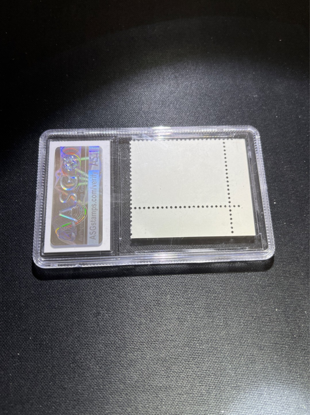 洪涛臻品 精选邮票限时拍卖第五十四期 文17知青4分★漏纽扣★ ASG95冠军分OG ，大直角边➕色线，文革两大变体票，一是文18漏刺刀，二是文17漏纽扣★国外这种大边纸的溢价非常高，注意囤货★版撕精品送评，票全品无瑕疵，85分超高性价比。变体票存世量少，潜力巨大，喜欢不要错过，目前ASG评级处于初级阶段，注意趁早下手囤精品货，未来一定有意想不到的收获，(最后一图是漏纽扣变体对比图)