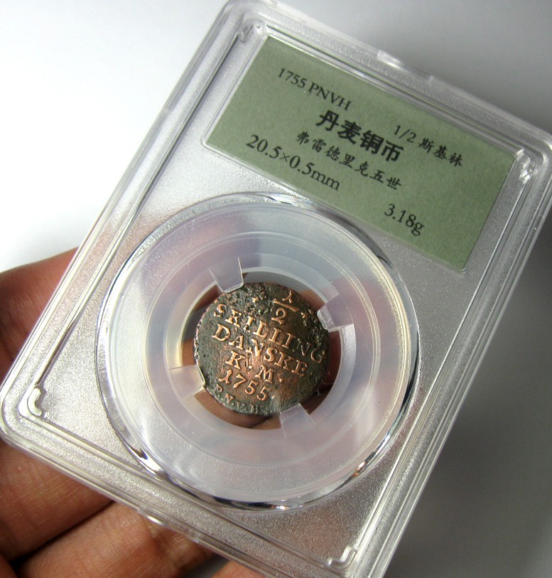 丹麦铜币,1755弗雷德里克五世,半斯基林20.5mm3.2g,少见币,目录价XF 210美元,自打标签盒子R5116BX1x