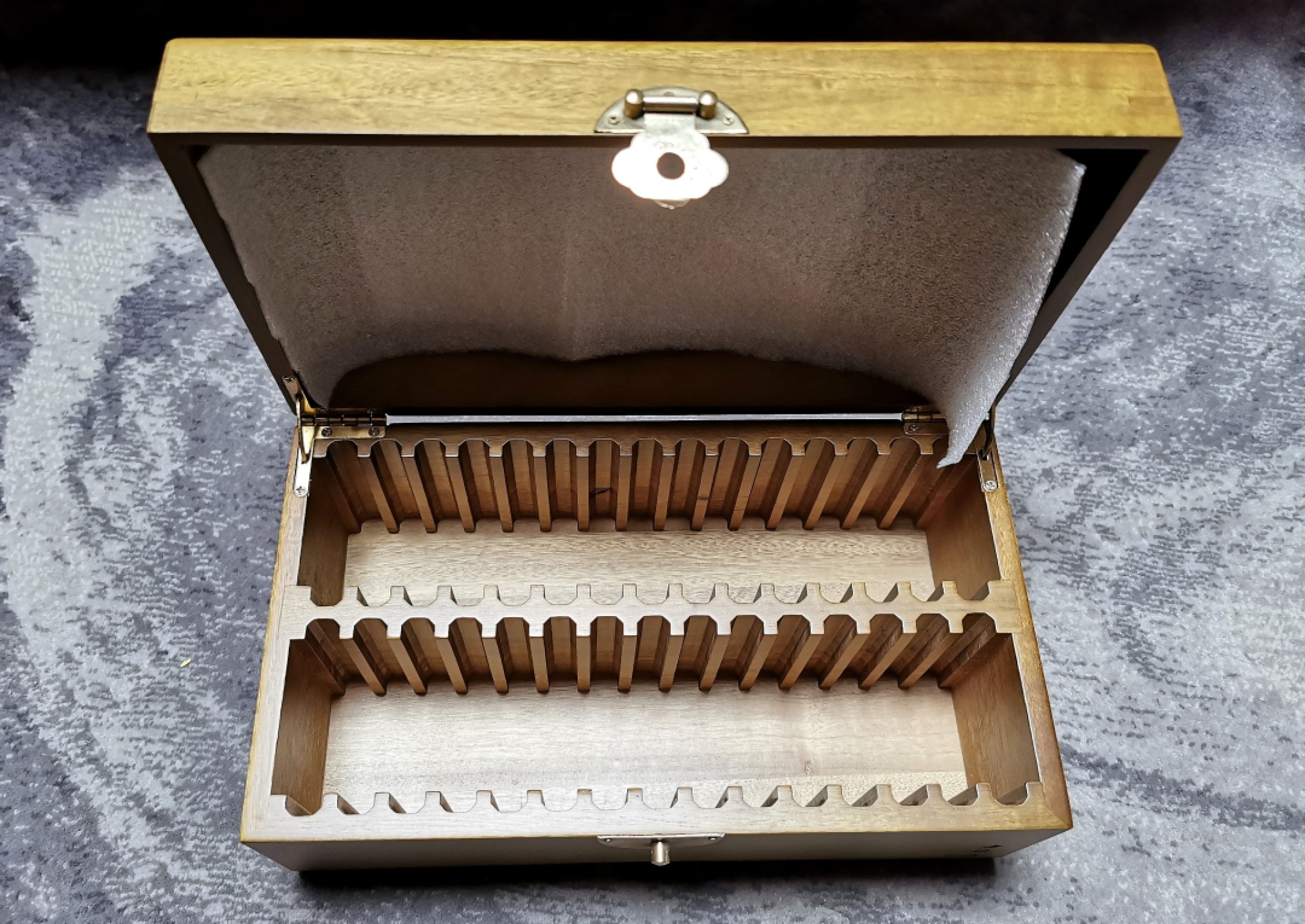 凡希社世界钱币微拍第二百十五期——德奥专场 赠品图片请勿出价—老钱庄香樟木P/N通用型收纳盒，本场得标件数最多者得之～