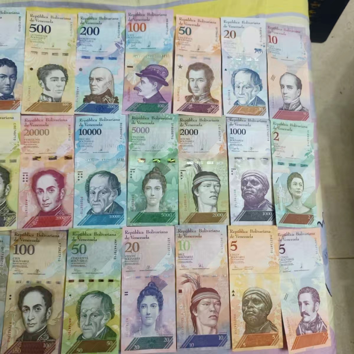 泡泡堂微拍第三幕，零佣金，零押金，满二十元包邮 委内瑞拉21张尾数三同全新纸币