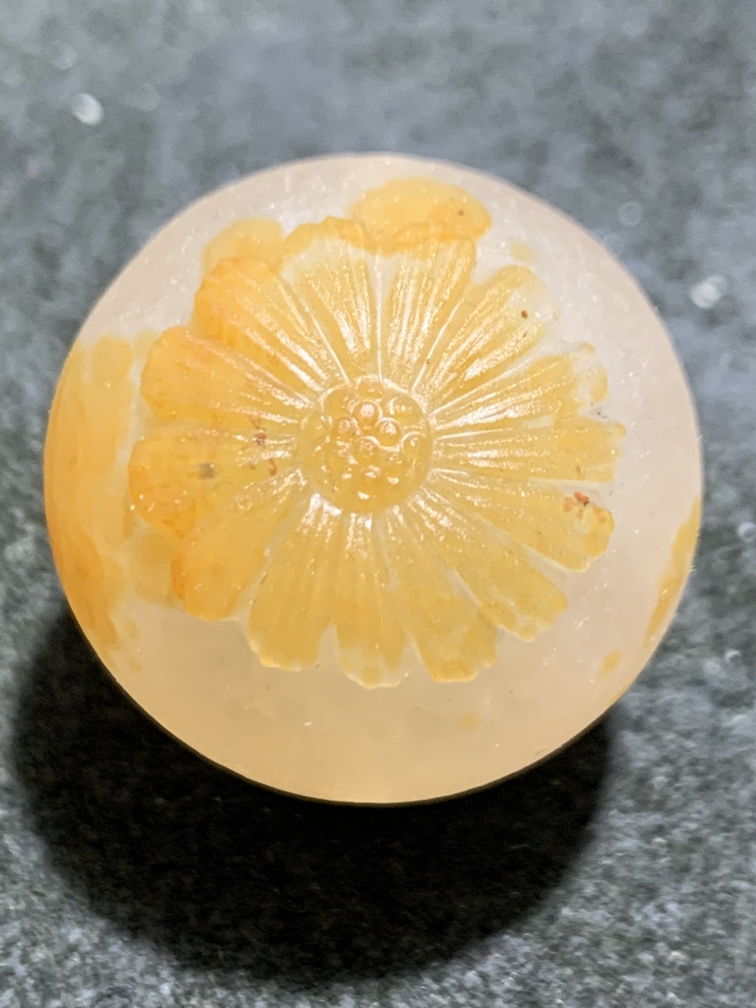 精美冰飘亚光战国红玛瑙巧雕太阳花圆珠一个，