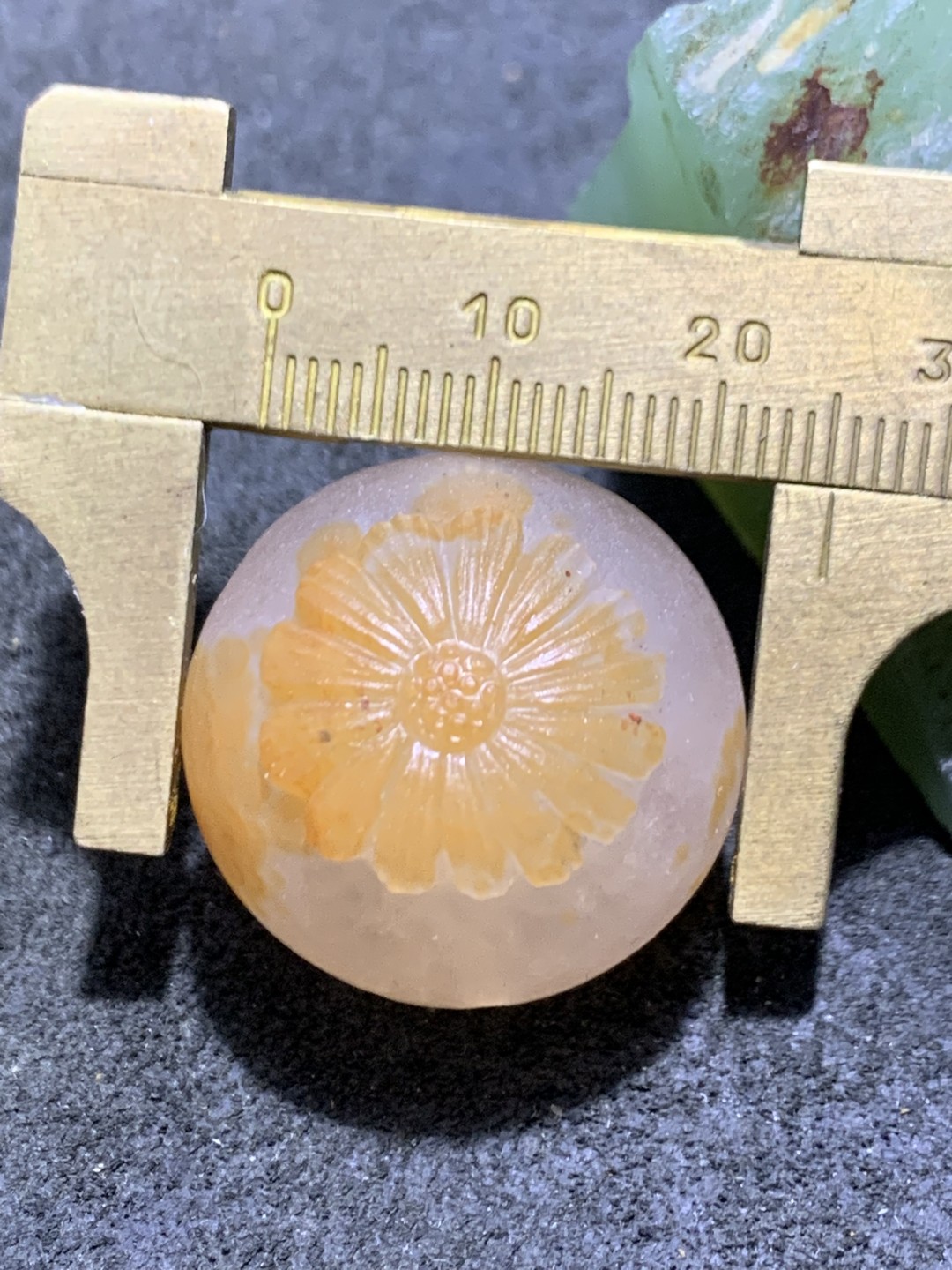 精美冰飘亚光战国红玛瑙巧雕太阳花圆珠一个，