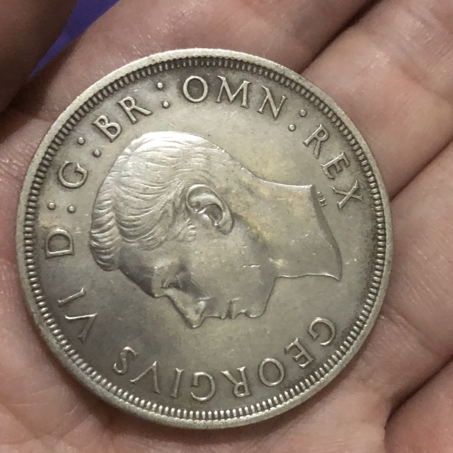 【保诚微拍】第36期  古今中外币章（部分评级）14号晚上七点半自动开拍！！！ 英国 乔治六世 1937年 加冕 登基纪念 1克朗 银币（28.2克 0.5银）UNC未流通品相！！！彩色包浆！！！