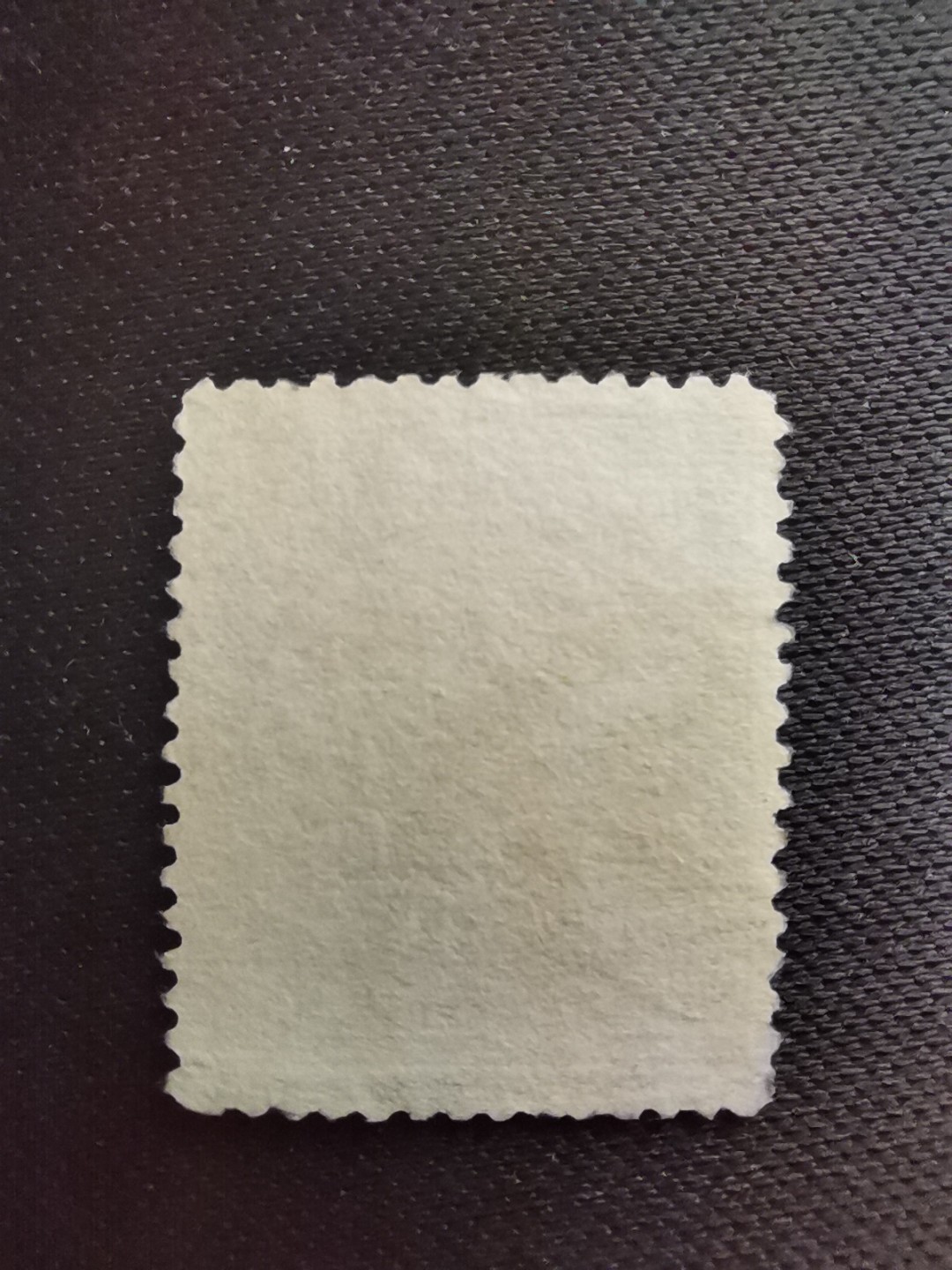 洪涛臻品 精选邮票限时拍卖第五十五期 大清龙票, 绿10分, 广州戳。发行过两次, 1898年发行的龙票有太极图水印(又分厚纸与薄纸), 1901-1910发行的龙票无水印, 随手取票未验水印(大多即使有水印也不易肉眼看到,部分薄纸龙票可以肉眼看到水印), 买家可以自行研究捡漏！百年老邮票, 难免有瑕疵, 入手文物级邮票的机会！