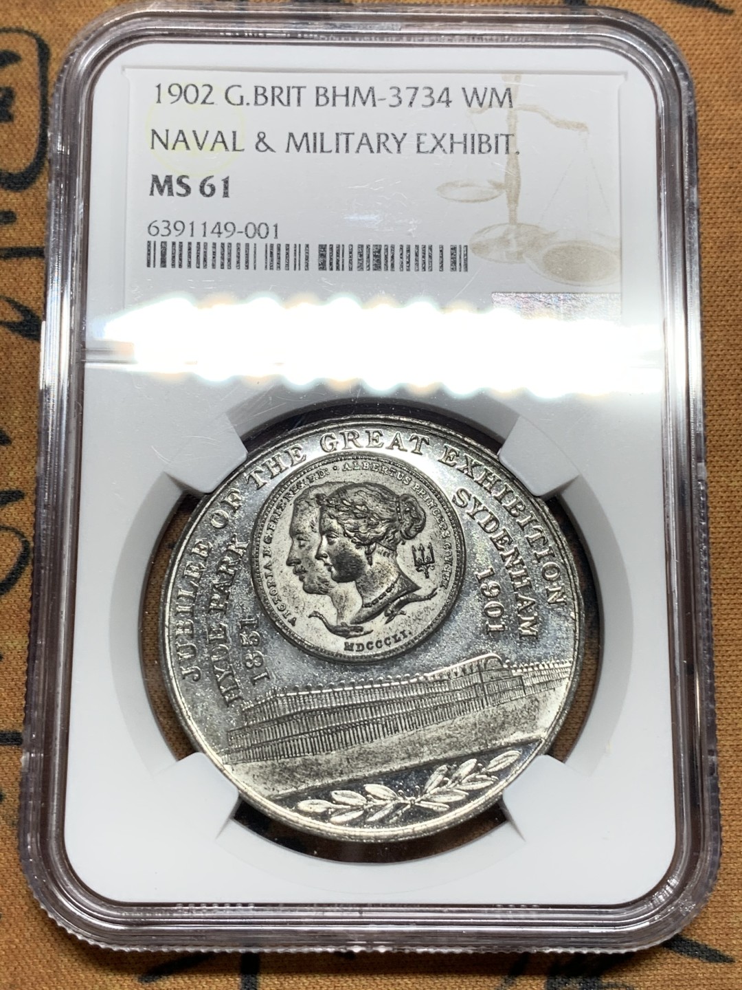 《竞宝斋》第106场-周日，周一 2场连拍（全场包邮） NGC-61 英国 1902海军和军事展览纪念章，正面为维多利亚阿尔伯特经典头像与水晶宫