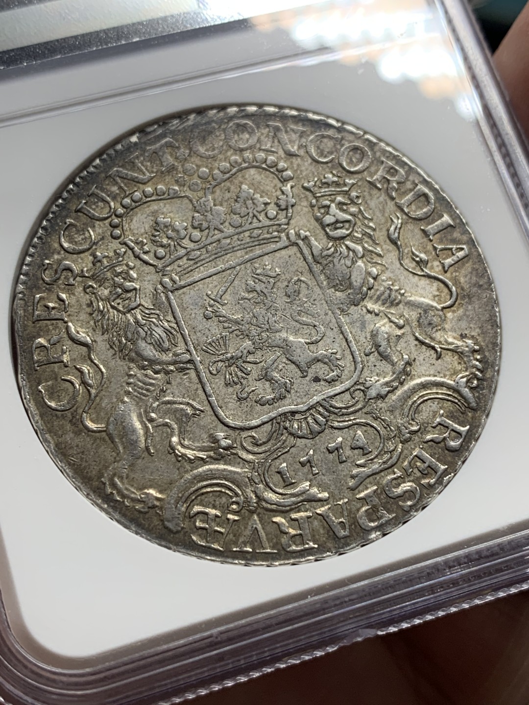 《竞宝斋》第106场-周日，周一 2场连拍（全场包邮） 唯一亚军 NGC AU55 荷兰 海尔德兰省 1774年 杜卡特 大马剑 银币 32克多的重量 原味的双面包浆 比较少的省份 这个工艺已经很好了 细节见图