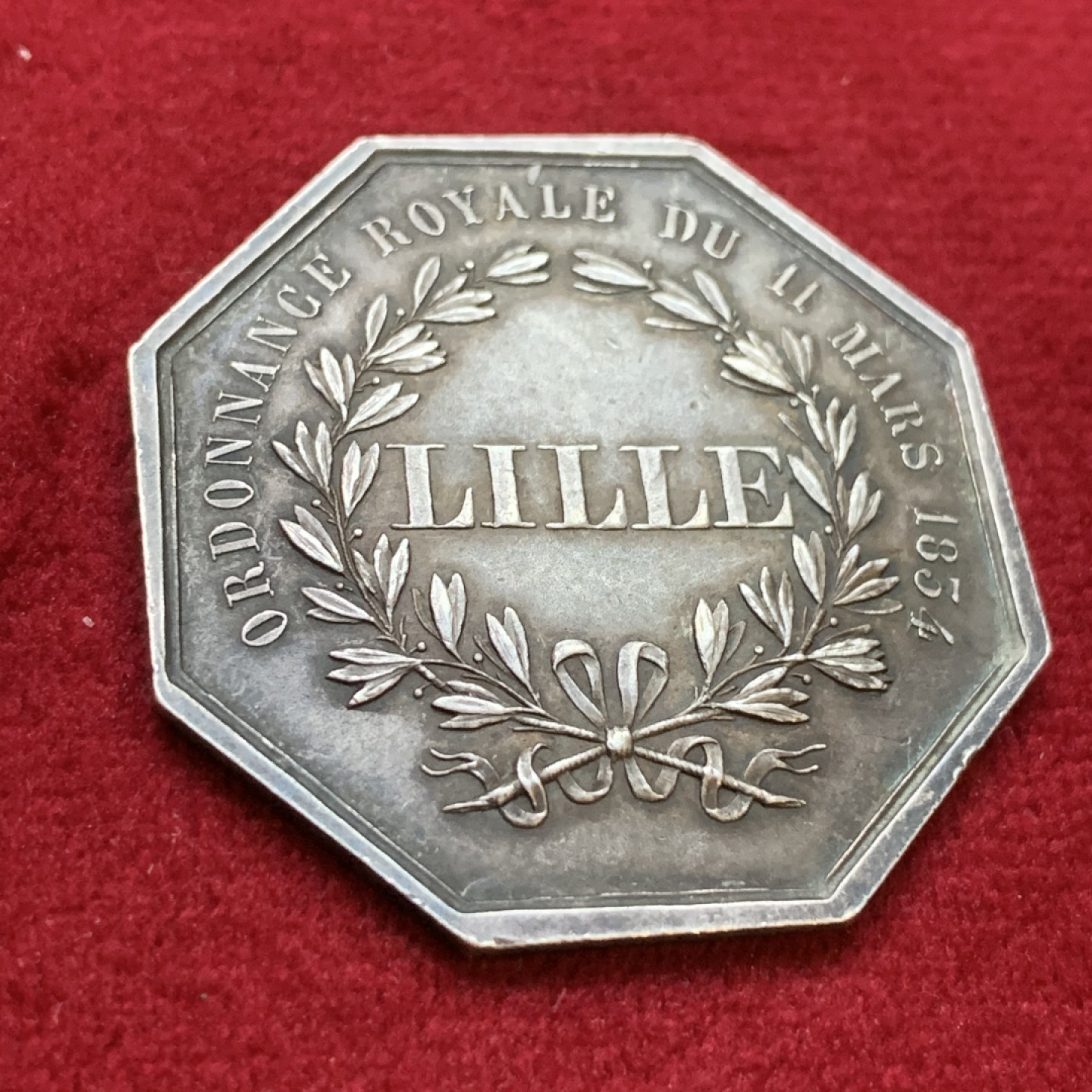 《竞宝斋》第106场-周日，周一 2场连拍（全场包邮） 法国 1834年 鸢尾花纹章大八角银质代币 丰饶角边铭 39.4mm对角直径 19.7克