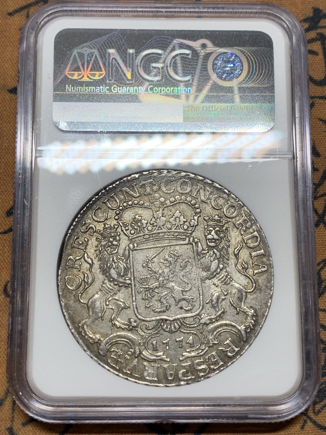 《竞宝斋》第106场-周日，周一 2场连拍（全场包邮） 唯一亚军 NGC AU55 荷兰 海尔德兰省 1774年 杜卡特 大马剑 银币 32克多的重量 原味的双面包浆 比较少的省份 这个工艺已经很好了 细节见图