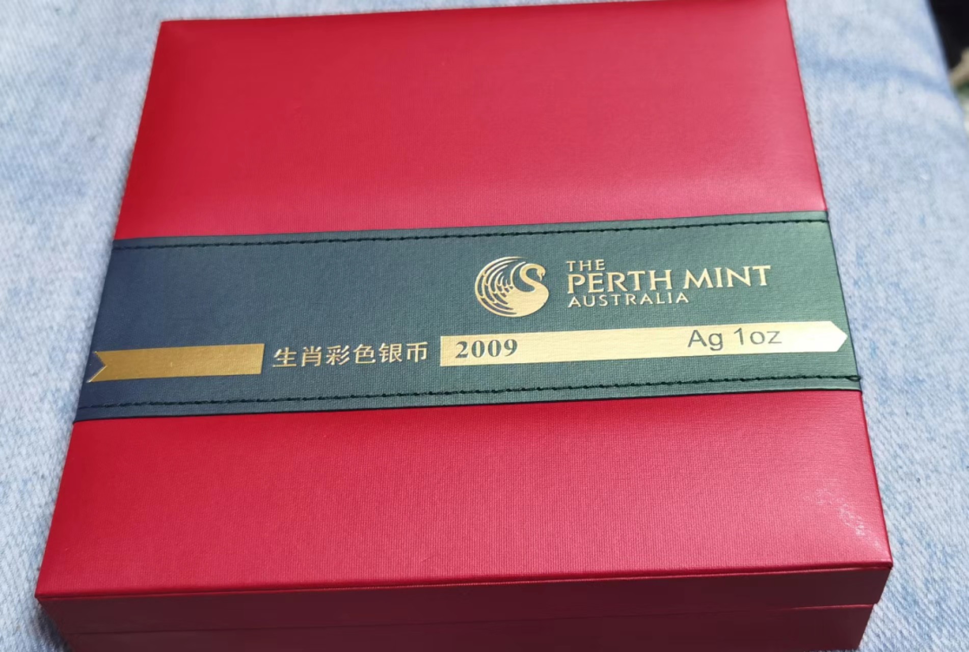 北京马甸外国币专卖微拍第八十七期，外国金银币专场，陆续上新，欢迎关注 包装非常精美的2009年澳大利亚1盎司彩色生肖牛纪念银币，成色：999，盒证齐全