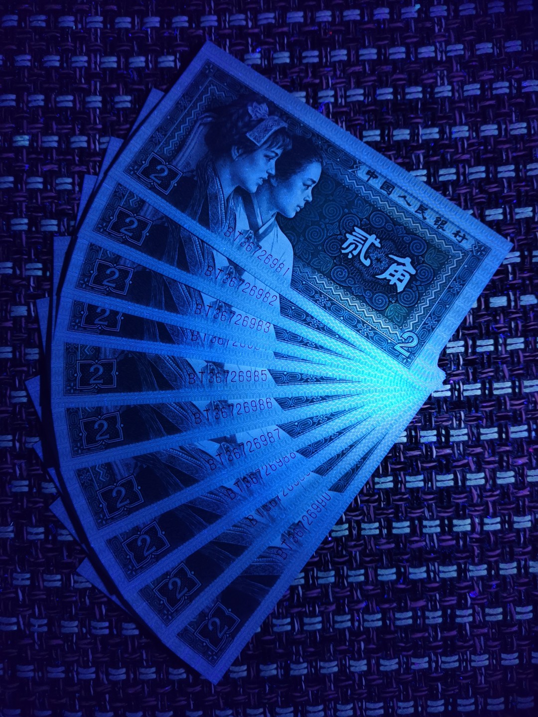 千家老金珍藏版，8002第一大组BT,3672拆一捆，准备送评，送评前想给老铁们放一点点漏，就20张！超蓝色荧光，符合蓝水晶特征，但比开标的DQ冠蓝水晶更加幽蓝，漫天飞雪！整捆步调一致，强弱差距非常微小！至于怎么命名，还是交给钱坤吧，老铁们只管开心捡漏于千家最为纯净的拍场！本场拍品依旧实行保价护航！三个月内支持无条件退货回收！ 千家老金珍藏版，8002第一大组，BT36726981，拆一捆准备送评，送评前想给老铁们放一点点漏，就20张！超蓝色荧光，符合蓝水晶特征，但比开标的DQ冠蓝水晶更加幽蓝，漫天飞雪！整捆步调一致，强弱差距非常微小！至于怎么命名，还是交给钱坤吧，老铁们只管开心捡漏于千家最为纯净的拍场！本场拍品依旧实行保价护航！三个月内支持无条件退货回收！