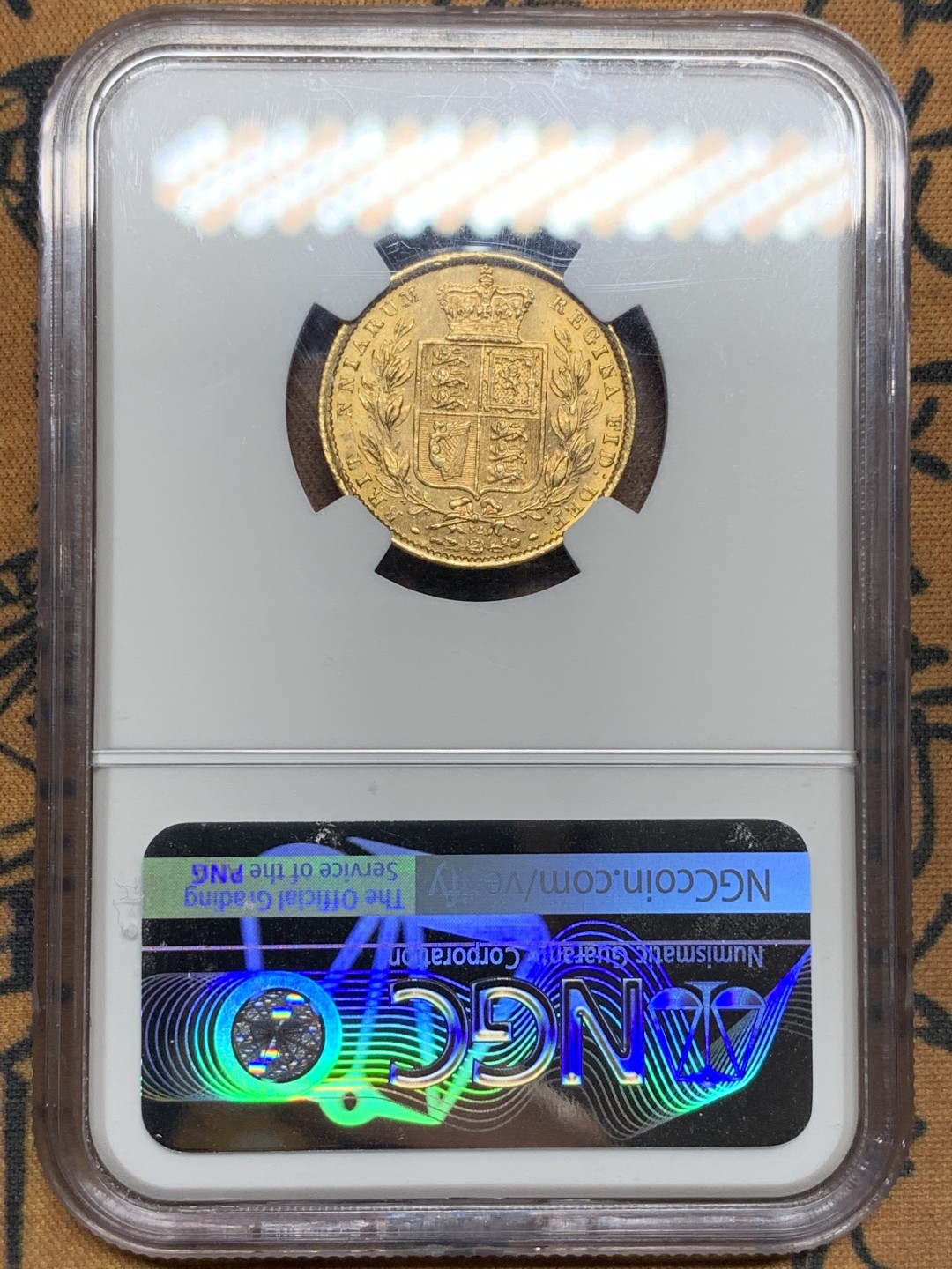 《竞宝斋》第106场-周日，周一 2场连拍（全场包邮） NGC-MS63 英国小维女王 1871年 1索维林盾徽金币 该枚打制到位 底板带镜面 盾徽细节惊人