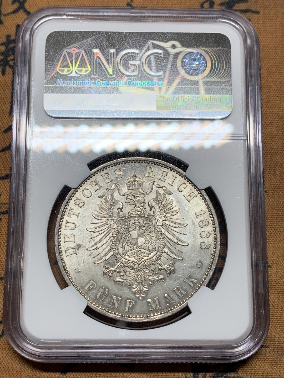 《竞宝斋》第106场-周日，周一 2场连拍（全场包邮） 极少 NGC-MS62 德国普鲁士1888三皇之年威廉二世短翅5马克大银币，德系马克名誉品，转光丝滑，高细节 难得品质