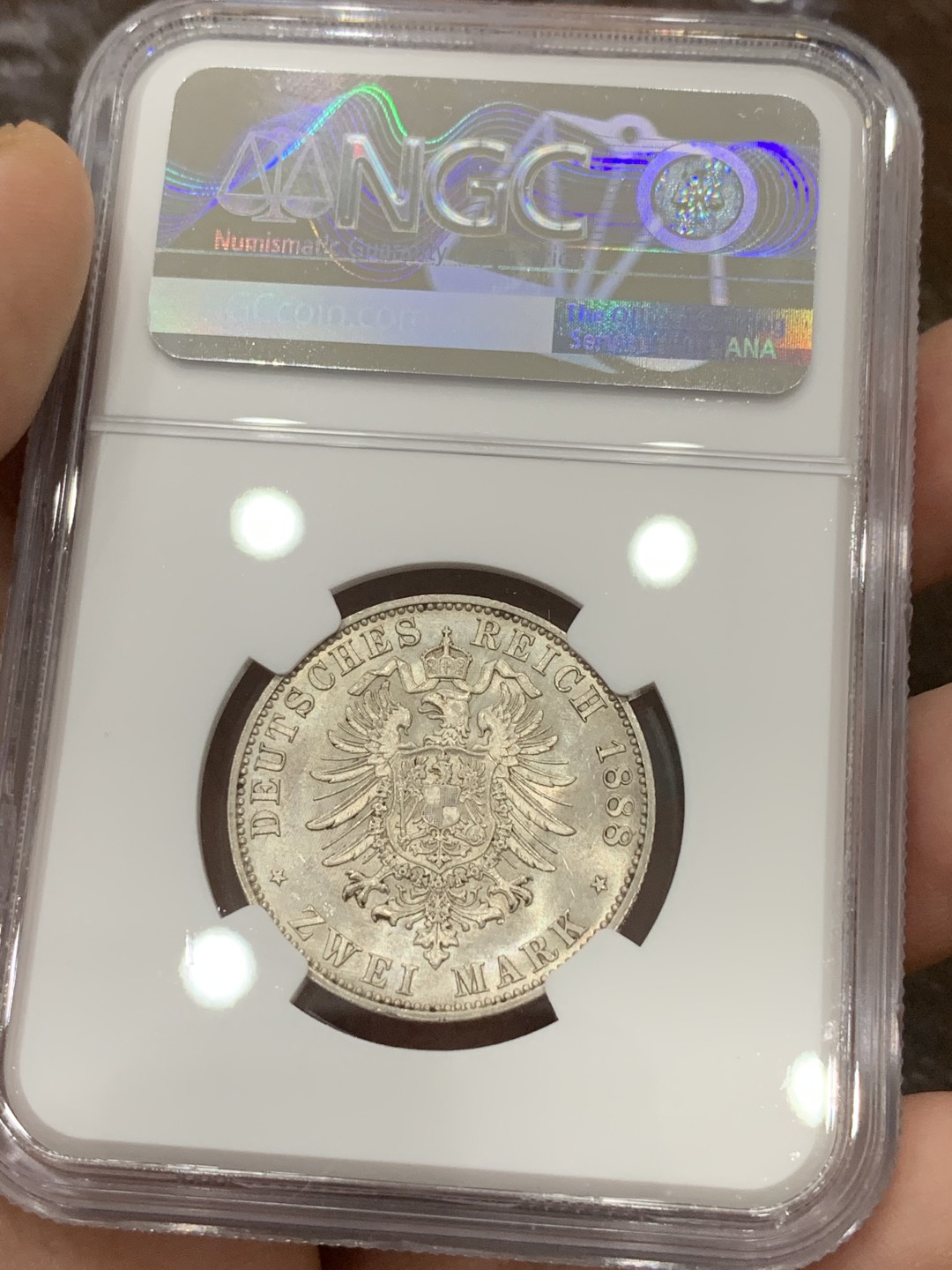 《竞宝斋》第106场-周日，周一 2场连拍（全场包邮） NGC-MS62，德国普鲁士1888 三皇之年威廉二世短翅2马克银币，原光品质，转光丝滑 只有14W的发行量