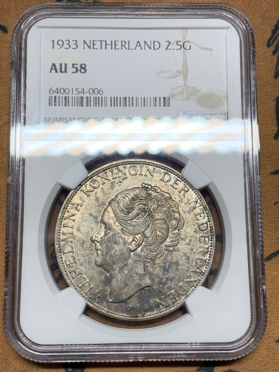 《竞宝斋》第106场-周日，周一 2场连拍（全场包邮） NGC-AU58 荷兰 1933年 深发版 2.5盾 威廉明娜女王大银币 底板良好 高点具在 光泽可见