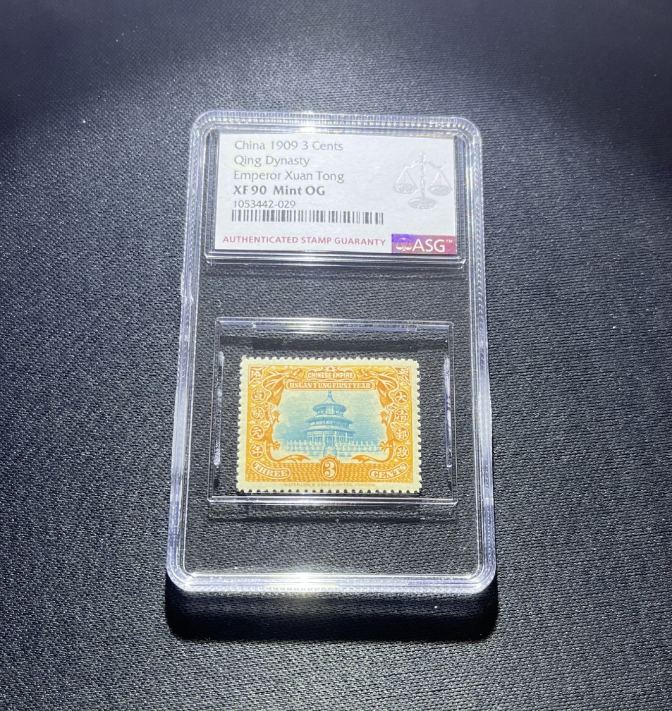 洪涛臻品 精选邮票限时拍卖第六十九期 宣统登基3分新  ★ASG90OG★真正大筋★撕大块送评，105号最严格时期出分，面艳背白，状态极佳。清代宣统邮票发行量仅100万套，历时久远，战乱动荡与自然条件的变迁后，留存至今带有原胶的已经且无贴的已经寥寥无几，这其中能评到85分属于百里挑一的品相，90分更是不可多得的珍品。 评级资源枯竭，随时大涨，注意捡漏