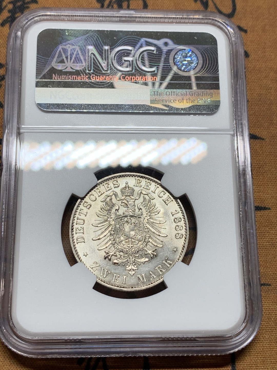 《竞宝斋》第106场-周日，周一 2场连拍（全场包邮） NGC-MS62，德国普鲁士1888 三皇之年威廉二世短翅2马克银币，原光品质，转光丝滑 只有14W的发行量