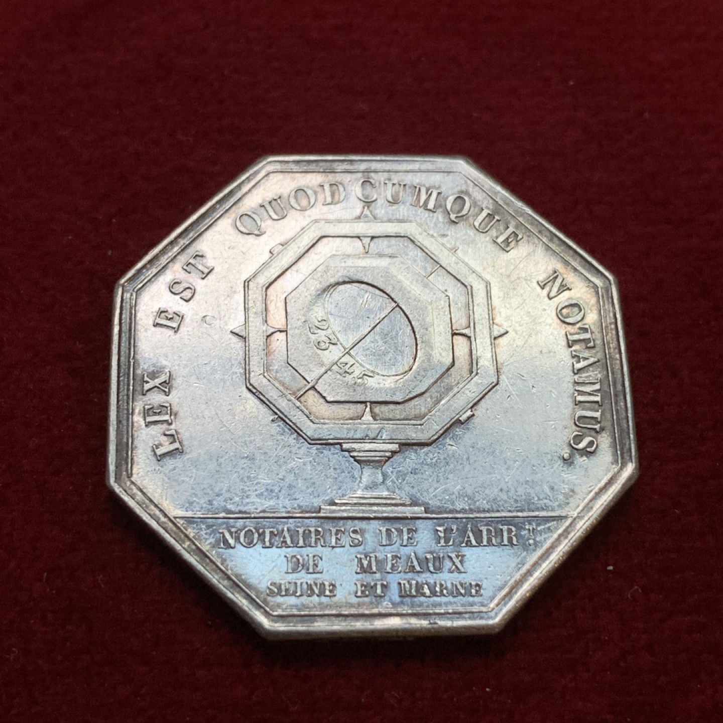 《竞宝斋》第106场-周日，周一 2场连拍（全场包邮） 法国 1845-1860年 拿三 八角银质代币 手指边铭 12.2克，对边直径32.1mm 银标