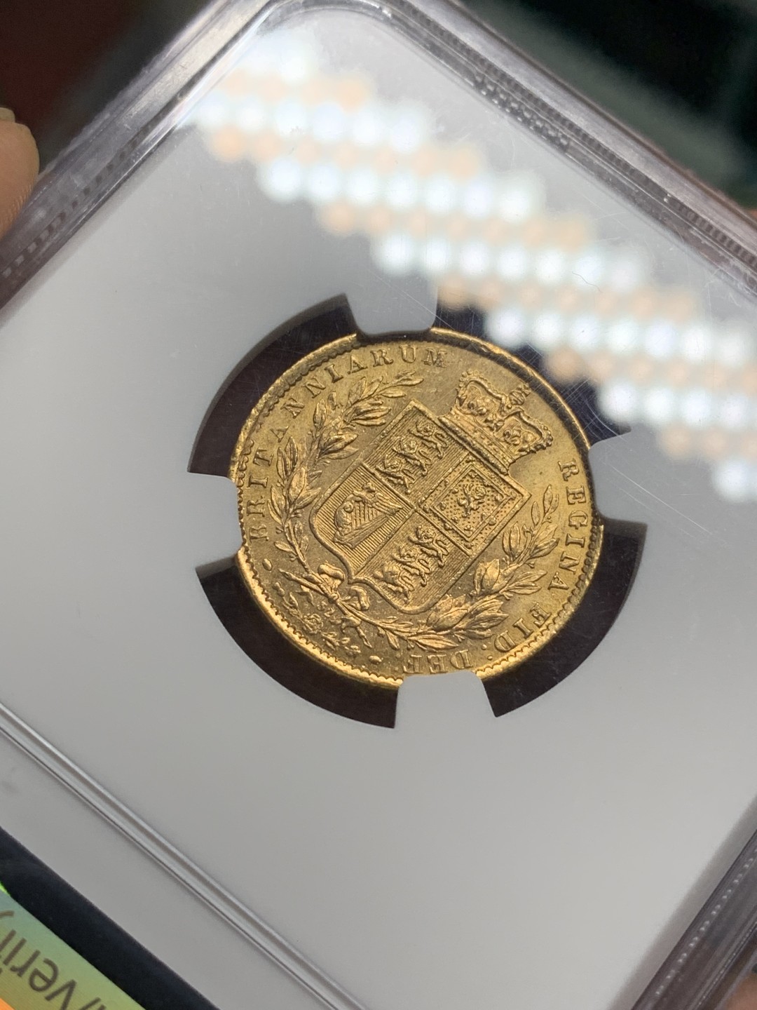 《竞宝斋》第106场-周日，周一 2场连拍（全场包邮） NGC-MS63 英国小维女王 1871年 1索维林盾徽金币 该枚打制到位 底板带镜面 盾徽细节惊人