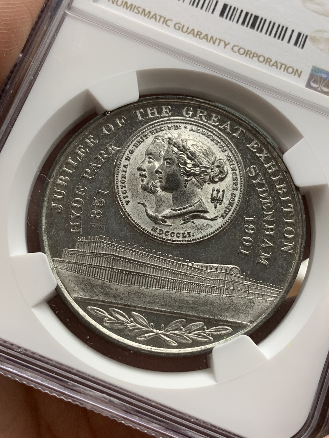 《竞宝斋》第106场-周日，周一 2场连拍（全场包邮） NGC-61 英国 1902海军和军事展览纪念章，正面为维多利亚阿尔伯特经典头像与水晶宫