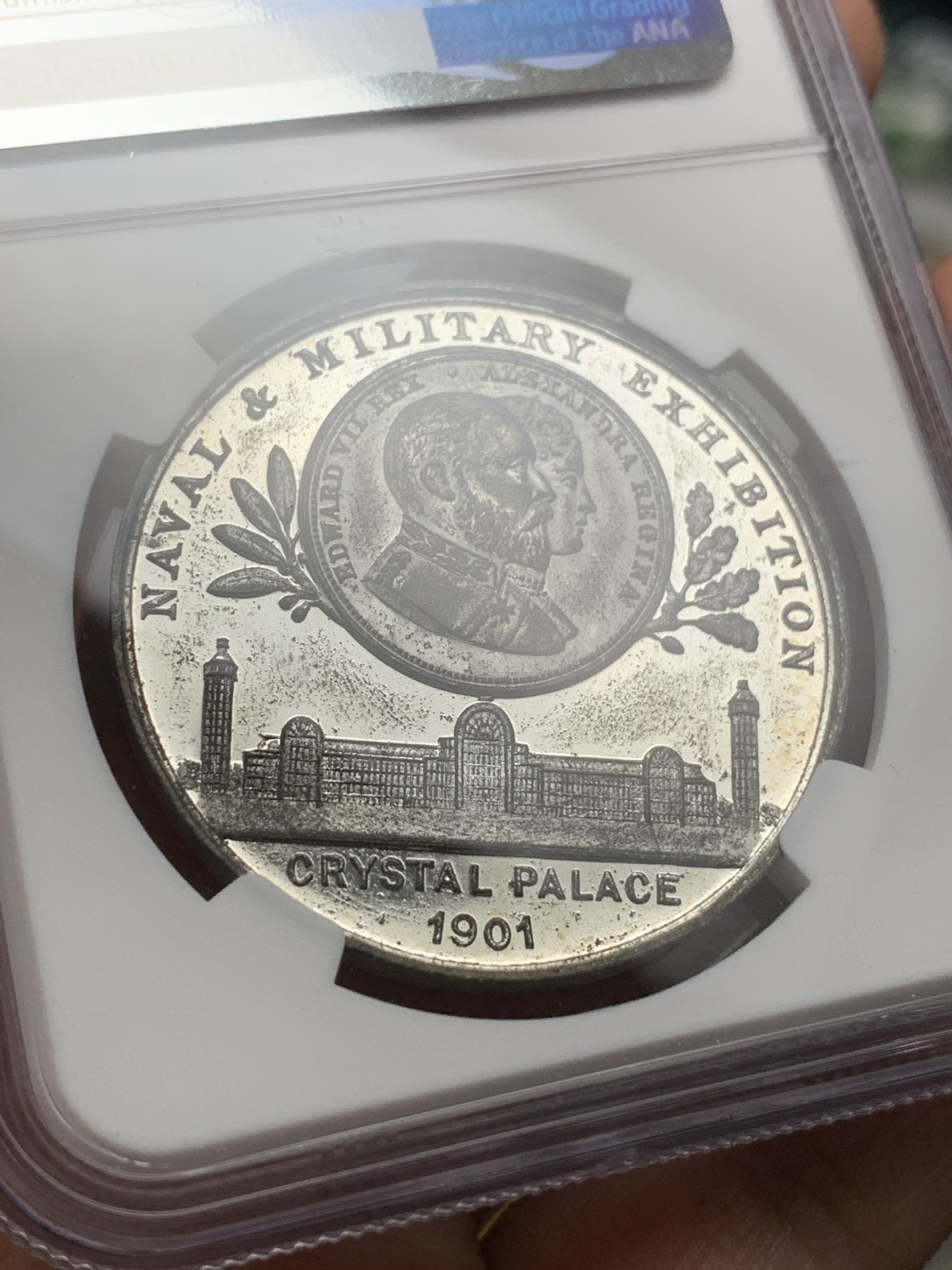 《竞宝斋》第106场-周日，周一 2场连拍（全场包邮） NGC-61 英国 1902海军和军事展览纪念章，正面为维多利亚阿尔伯特经典头像与水晶宫