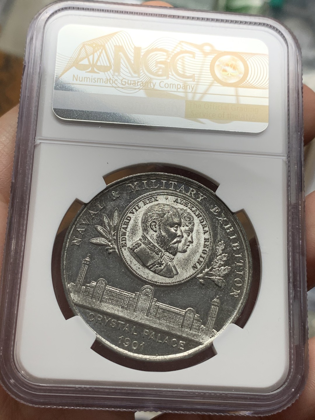 《竞宝斋》第106场-周日，周一 2场连拍（全场包邮） NGC-61 英国 1902海军和军事展览纪念章，正面为维多利亚阿尔伯特经典头像与水晶宫