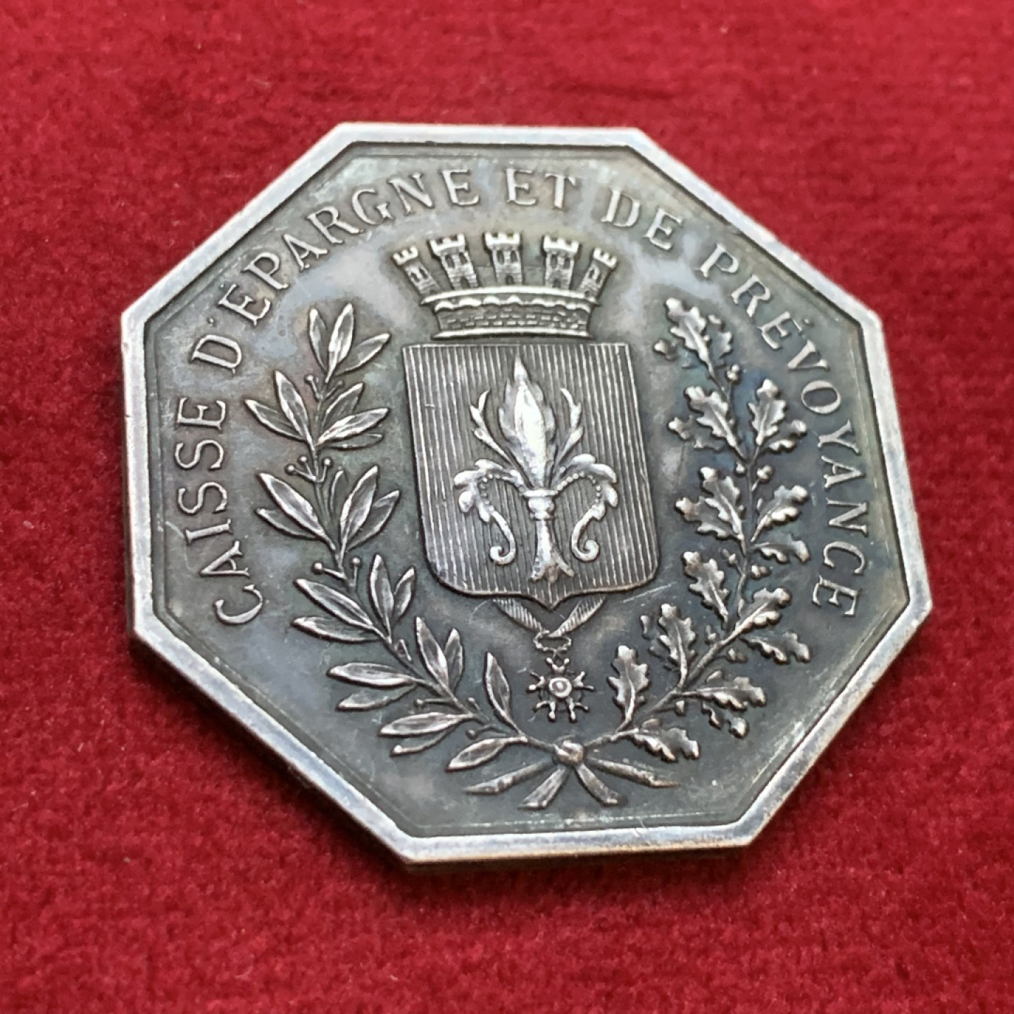 《竞宝斋》第106场-周日，周一 2场连拍（全场包邮） 法国 1834年 鸢尾花纹章大八角银质代币 丰饶角边铭 39.4mm对角直径 19.7克