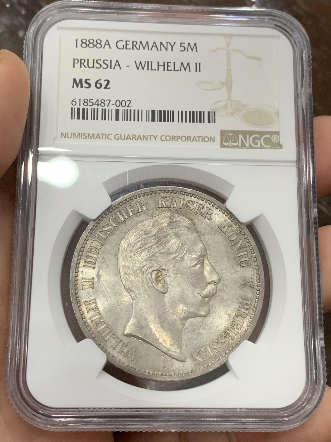 《竞宝斋》第106场-周日，周一 2场连拍（全场包邮） 极少 NGC-MS62 德国普鲁士1888三皇之年威廉二世短翅5马克大银币，德系马克名誉品，转光丝滑，高细节 难得品质