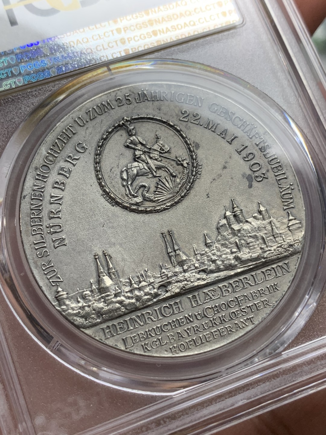 《竞宝斋》第106场-周日，周一 2场连拍（全场包邮） PCGS-SP63 德国 1903年 纽伦堡银婚城市景观屠龙银章 PCGS唯一冠军分 汇聚了婚章、城市景观、屠龙三大热门元素 艺术品一样
