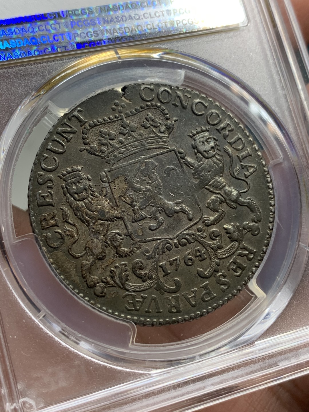 《竞宝斋》第106场-周日，周一 2场连拍（全场包邮） 亚军 PCGS AU55 荷兰 少见德 西弗利斯兰省 1764年 半杜卡特马剑银币 早期垂尾品种 双面深彩包浆状态极好 这个状态难觅 P标错了 细节见图