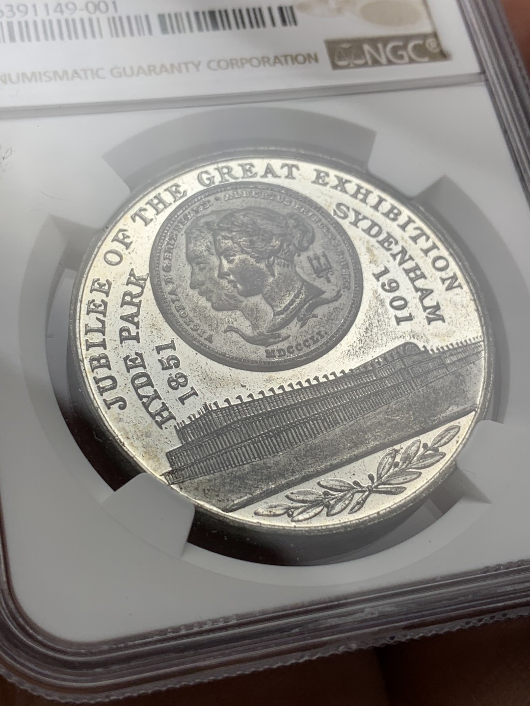 《竞宝斋》第106场-周日，周一 2场连拍（全场包邮） NGC-61 英国 1902海军和军事展览纪念章，正面为维多利亚阿尔伯特经典头像与水晶宫