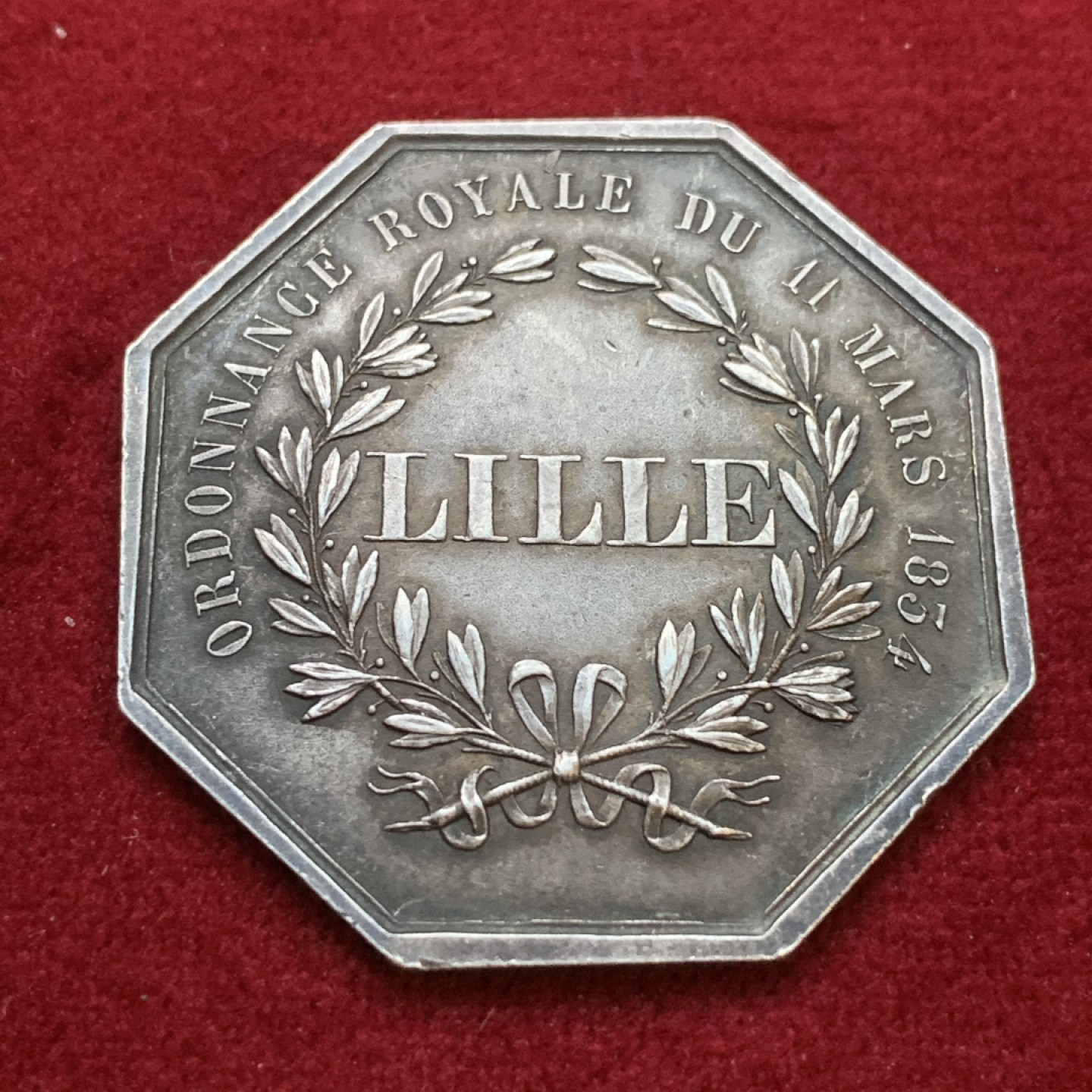 《竞宝斋》第106场-周日，周一 2场连拍（全场包邮） 法国 1834年 鸢尾花纹章大八角银质代币 丰饶角边铭 39.4mm对角直径 19.7克