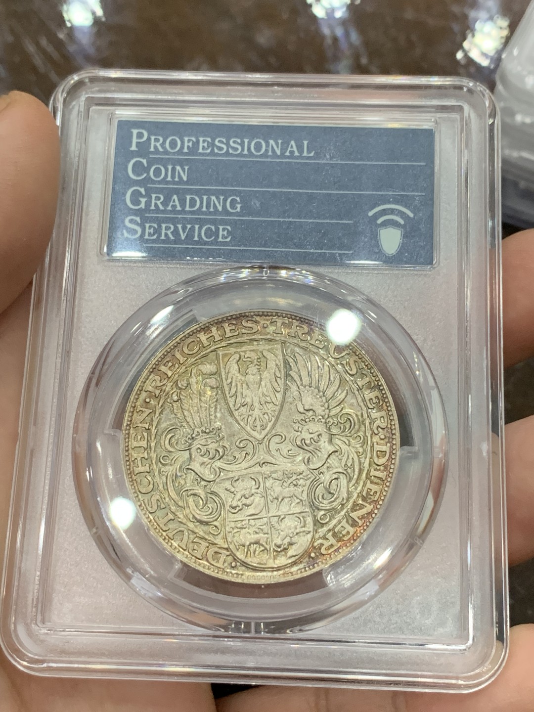 《竞宝斋》第106场-周日，周一 2场连拍（全场包邮） PCGS-MS65 德国 卡尔歌茨设计，1927年兴登堡纪念5马克章币，金色淡彩包浆，35周年纪念P盒 非常漂亮