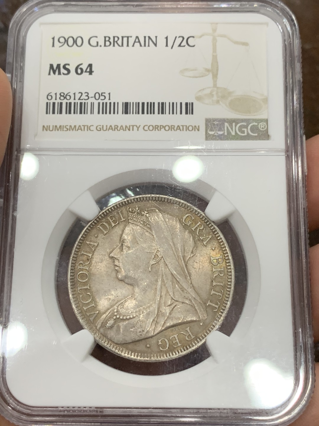 《竞宝斋》第106场-周日，周一 2场连拍（全场包邮） NGC  MS64 英国 1900年  维多利亚 女王 披纱版  半克朗 银币 双面黄油光 状态好 难得高分