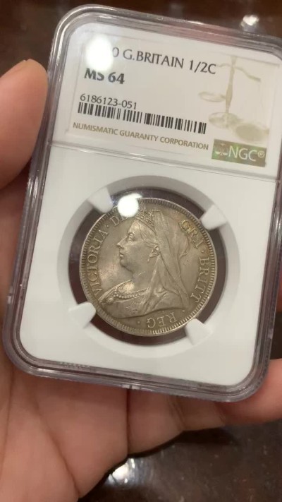 《竞宝斋》第106场-周日，周一 2场连拍（全场包邮） NGC  MS64 英国 1900年  维多利亚 女王 披纱版  半克朗 银币 双面黄油光 状态好 难得高分