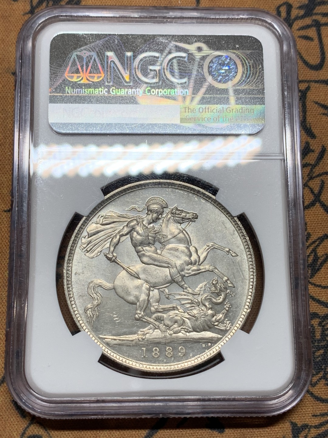 《竞宝斋》第106场-周日，周一 2场连拍（全场包邮） NGC MS62 英国1889年维多利亚高冠马剑一克朗银币原光品相 背面好的吓人