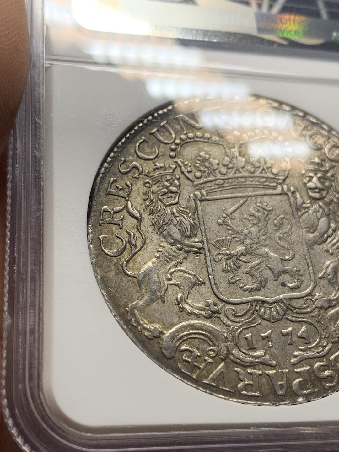 《竞宝斋》第106场-周日，周一 2场连拍（全场包邮） 唯一亚军 NGC AU55 荷兰 海尔德兰省 1774年 杜卡特 大马剑 银币 32克多的重量 原味的双面包浆 比较少的省份 这个工艺已经很好了 细节见图