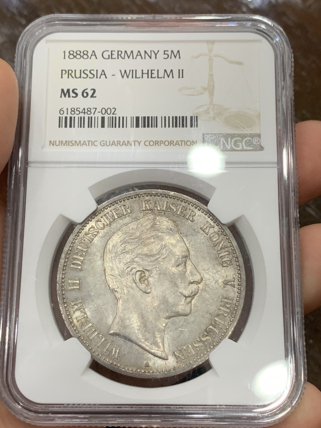 《竞宝斋》第106场-周日，周一 2场连拍（全场包邮） 极少 NGC-MS62 德国普鲁士1888三皇之年威廉二世短翅5马克大银币，德系马克名誉品，转光丝滑，高细节 难得品质