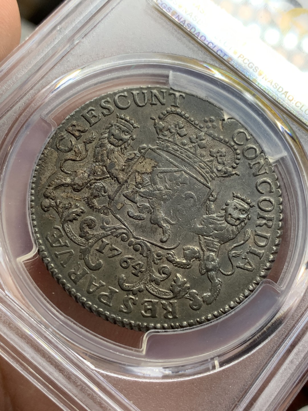 《竞宝斋》第106场-周日，周一 2场连拍（全场包邮） 亚军 PCGS AU55 荷兰 少见德 西弗利斯兰省 1764年 半杜卡特马剑银币 早期垂尾品种 双面深彩包浆状态极好 这个状态难觅 P标错了 细节见图