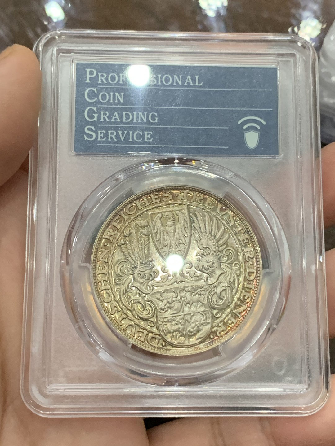 《竞宝斋》第106场-周日，周一 2场连拍（全场包邮） PCGS-MS65 德国 卡尔歌茨设计，1927年兴登堡纪念5马克章币，金色淡彩包浆，35周年纪念P盒 非常漂亮