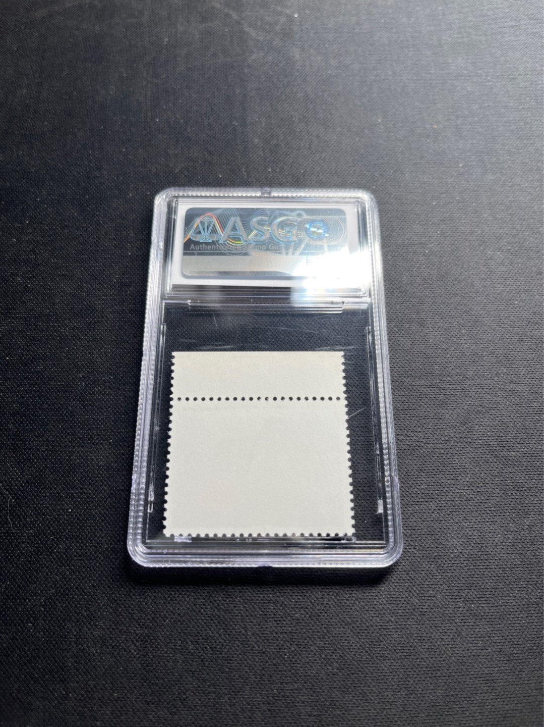 洪涛臻品 精选邮票限时拍卖第五十五期 文17知青4分★漏纽扣★ ASG85分OG ，带边纸色线。文革两大变体票，一是文18漏刺刀，二是文17漏纽扣。版撕精品送评，票全品无瑕疵，85分超高性价比。变体票存世量少，潜力巨大，喜欢不要错过，目前ASG评级处于初级阶段，注意趁早下手囤精品货，未来一定有意想不到的收获，(最后一图是漏纽扣变体对比图)