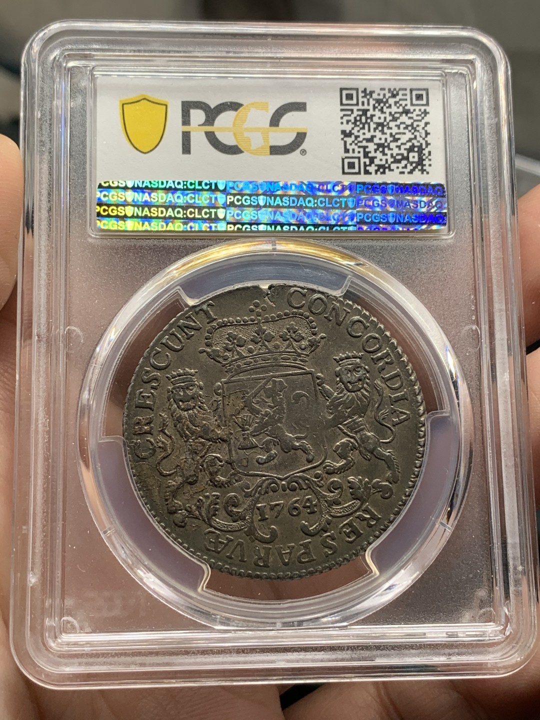 《竞宝斋》第106场-周日，周一 2场连拍（全场包邮） 亚军 PCGS AU55 荷兰 少见德 西弗利斯兰省 1764年 半杜卡特马剑银币 早期垂尾品种 双面深彩包浆状态极好 这个状态难觅 P标错了 细节见图