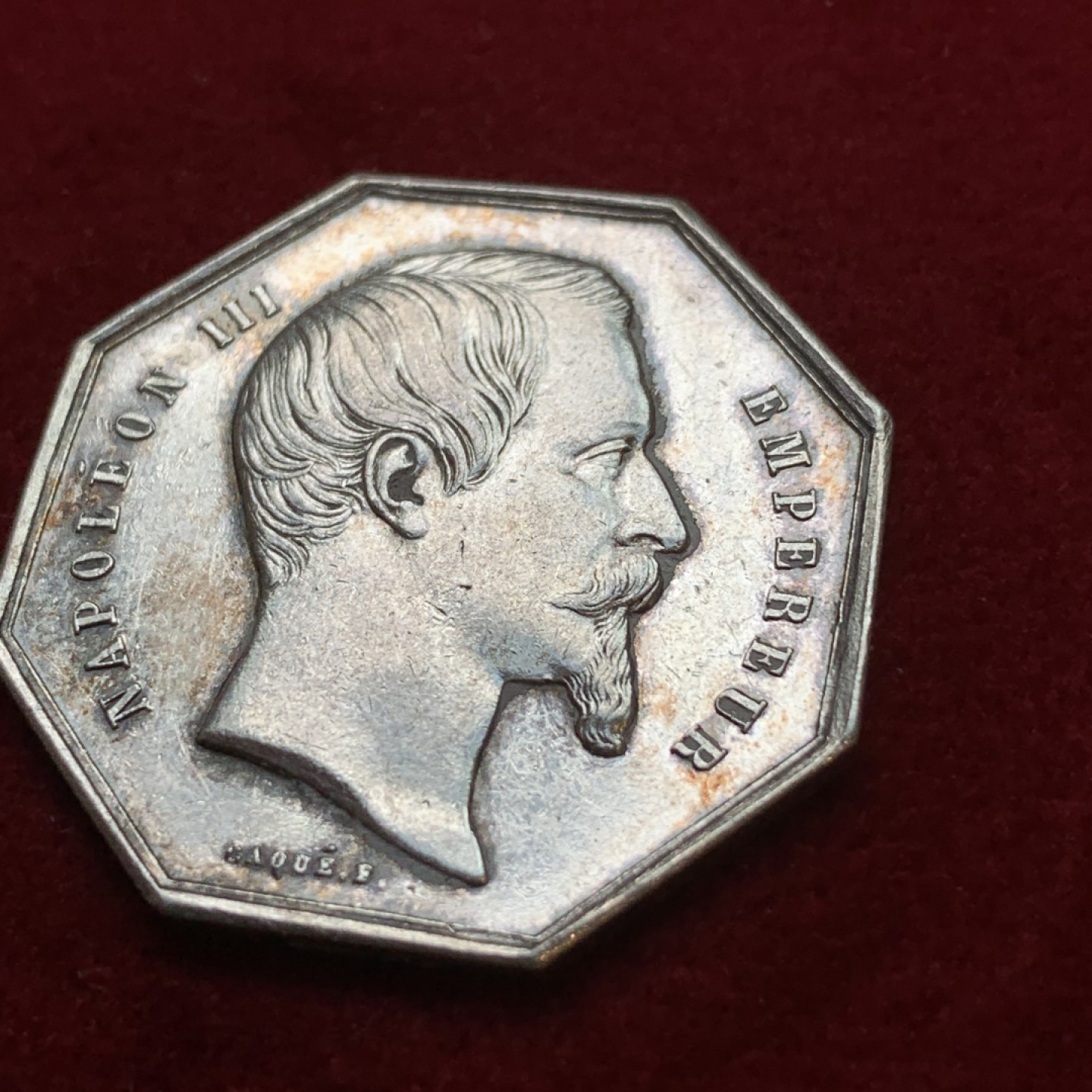 《竞宝斋》第106场-周日，周一 2场连拍（全场包邮） 法国 1845-1860年 拿三 八角银质代币 手指边铭 12.2克，对边直径32.1mm 银标