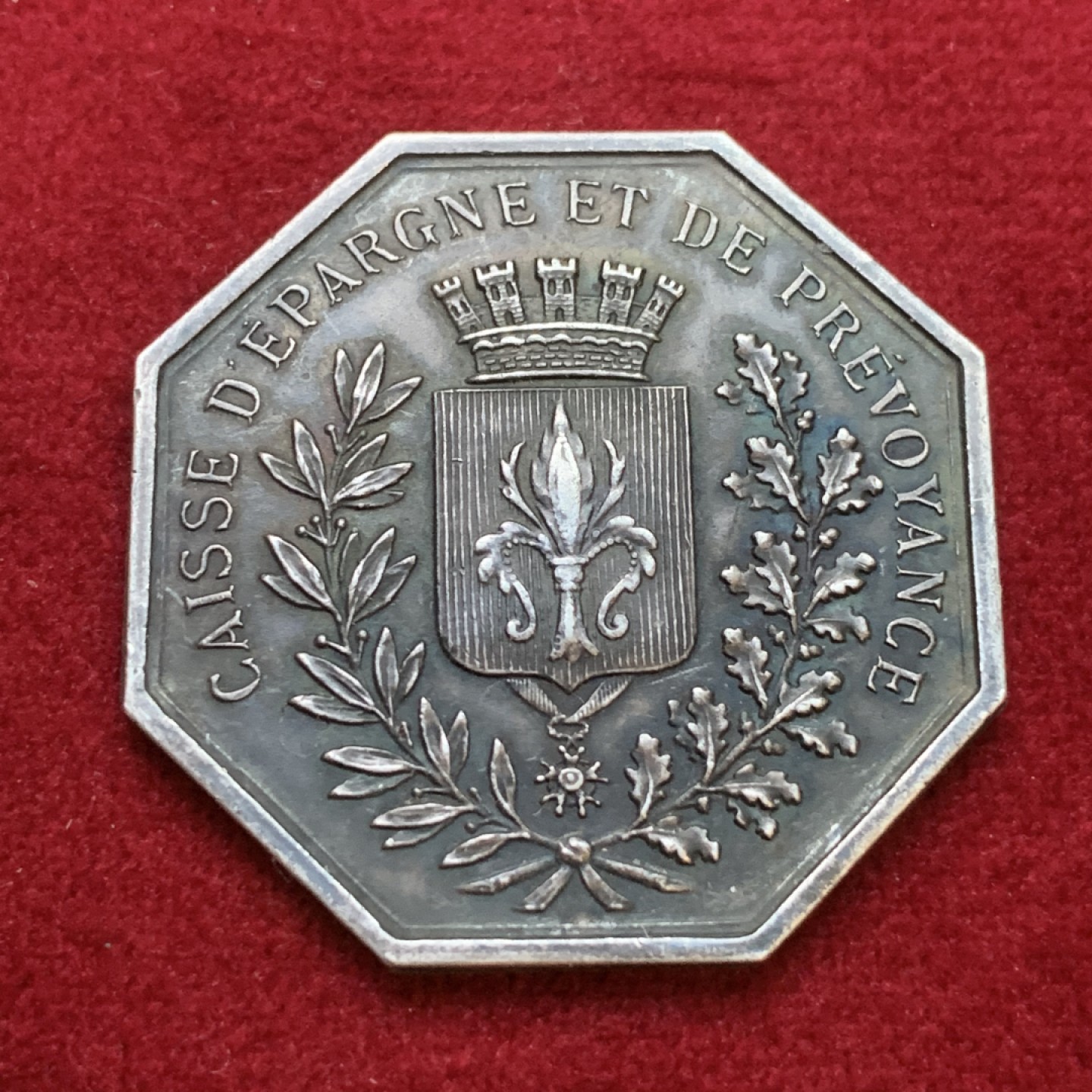 《竞宝斋》第106场-周日，周一 2场连拍（全场包邮） 法国 1834年 鸢尾花纹章大八角银质代币 丰饶角边铭 39.4mm对角直径 19.7克