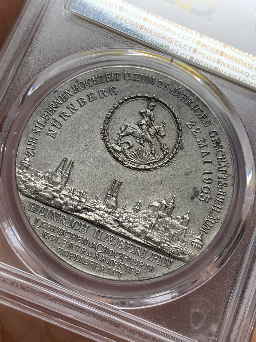 《竞宝斋》第106场-周日，周一 2场连拍（全场包邮） PCGS-SP63 德国 1903年 纽伦堡银婚城市景观屠龙银章 PCGS唯一冠军分 汇聚了婚章、城市景观、屠龙三大热门元素 艺术品一样