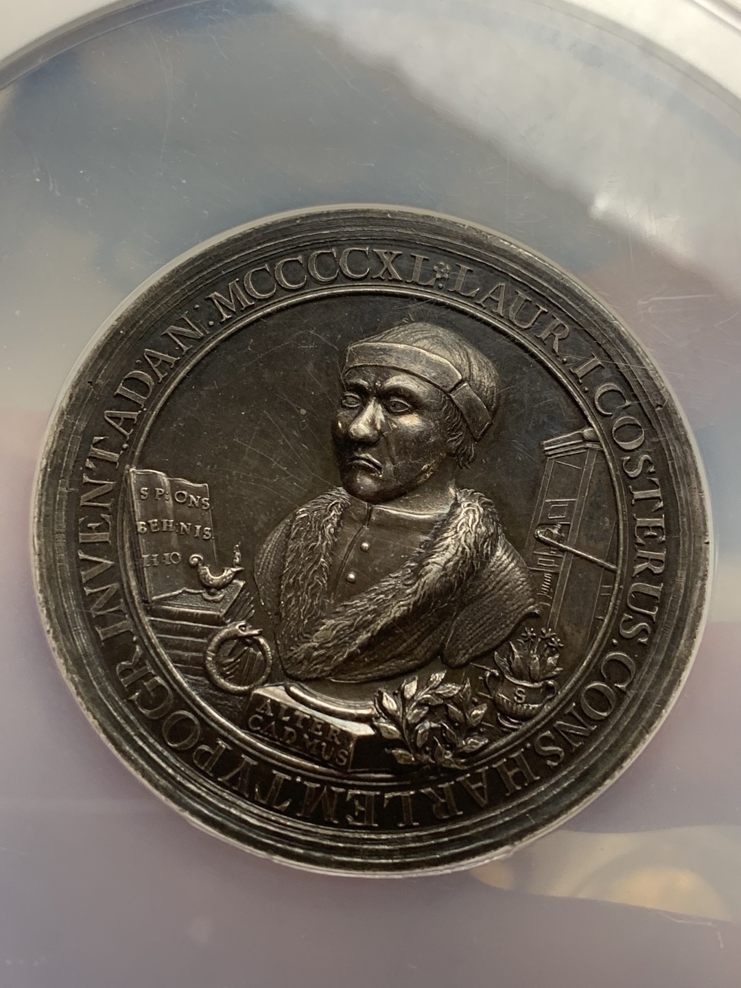 《竞宝斋》第106场-周日，周一 2场连拍（全场包邮） NGC-MS61 荷兰1740年劳伦斯纪念银章 斯科特在300年前的1440年发明排字打印机 早期荷兰章少见 细节包浆好