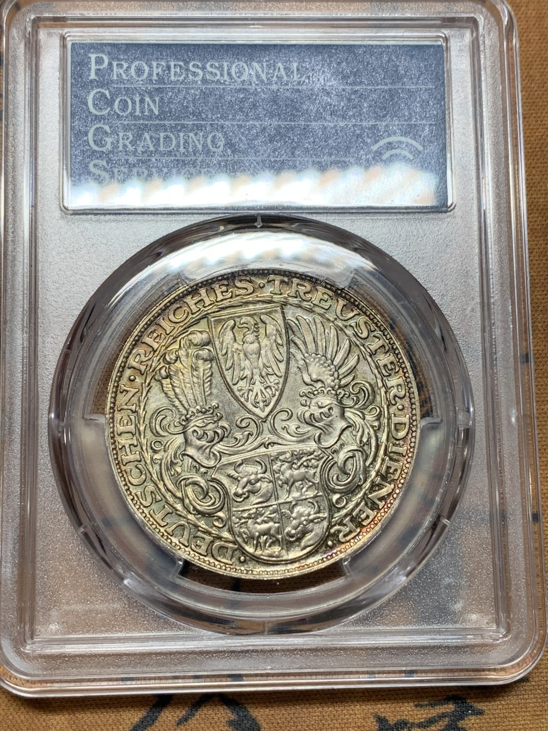 《竞宝斋》第106场-周日，周一 2场连拍（全场包邮） PCGS-MS65 德国 卡尔歌茨设计，1927年兴登堡纪念5马克章币，金色淡彩包浆，35周年纪念P盒 非常漂亮