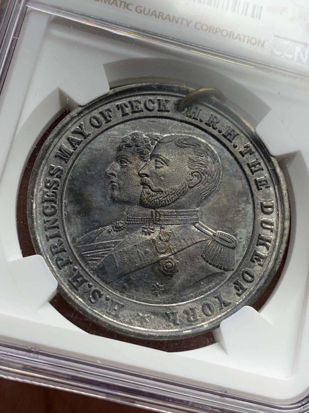 《竞宝斋》第106场-周日，周一 2场连拍（全场包邮） NGC UNC 英国 1893年 约克乔治公爵与玛丽公主 婚姻纪念章，少见 加厚盒装